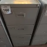 LOTE 160 - 01 ARQUIVO DE AÇO 04 GAVETAS. (NO ESTADO) ATENÇÃO! FAZER A VISITAÇÃO ANTES DE ARREMATAR, NÃO SABEMOS SE FUNCIONA, LEILÃO NÃO TEM GARANTIA E NEM DEVOLUÇÃO, SUJEITO A POSSÍVEIS AVARIAS VISÍVEIS/OCULTAS E/OU AUSÊNCIA DE COMPONENTES.