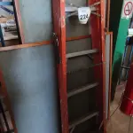 LOTE 224 - 01 ESCADA TESOURA. (NO ESTADO) ATENÇÃO! FAZER A VISITAÇÃO ANTES DE ARREMATAR, NÃO SABEMOS SE FUNCIONA, LEILÃO NÃO TEM GARANTIA E NEM DEVOLUÇÃO, SUJEITO A POSSÍVEIS AVARIAS VISÍVEIS/OCULTAS E/OU AUSÊNCIA DE COMPONENTES.