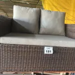 LOTE 181 - 01 SOFÁ DE JARDIM. (NO ESTADO EM QUE SE ENCONTRA. SUJEITO A AVARIAS OCULTAS/VISÍVEIS.) BH1553C