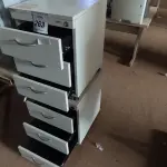 LOTE 263 - 02 GAVETEIROS DE ESCRITÓRIO COM 3 GAVETAS CADA. (NO ESTADO) ATENÇÃO! FAZER A VISITAÇÃO ANTES DE ARREMATAR, NÃO SABEMOS SE FUNCIONA, LEILÃO NÃO TEM GARANTIA E NEM DEVOLUÇÃO, SUJEITO A POSSÍVEIS AVARIAS VISÍVEIS/OCULTAS E/OU AUSÊNCIA DE COMPONENTES.