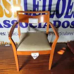 LOTE 037 - 01 CADEIRA EM MADEIRA CLARA. (NO ESTADO EM QUE SE ENCONTRA. SUJEITO A AVARIAS OCULTAS/VISÍVEIS.)