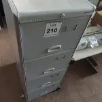 LOTE 210 - 01 ARQUIVO DE AÇO 04 GAVETAS. (NO ESTADO) ATENÇÃO! FAZER A VISITAÇÃO ANTES DE ARREMATAR, NÃO SABEMOS SE FUNCIONA, LEILÃO NÃO TEM GARANTIA E NEM DEVOLUÇÃO, SUJEITO A POSSÍVEIS AVARIAS VISÍVEIS/OCULTAS E/OU AUSÊNCIA DE COMPONENTES.