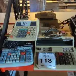 LOTE 113 - 01 LOTE COM CALCULADORAS MARCAS DIVERSAS. (NO ESTADO) ATENÇÃO! FAZER A VISITAÇÃO ANTES DE ARREMATAR, NÃO SABEMOS SE FUNCIONA, LEILÃO NÃO TEM GARANTIA E NEM DEVOLUÇÃO, SUJEITO A POSSÍVEIS AVARIAS VISÍVEIS/OCULTAS E/OU AUSÊNCIA DE COMPONENTES.