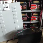 LOTE 194 - 01 NOBREAK MARCA LACERDA E UM BANCO DE BATERIAS COM 06 BATERIAS. (NO ESTADO) ATENÇÃO! FAZER A VISITAÇÃO ANTES DE ARREMATAR, NÃO SABEMOS SE FUNCIONA, LEILÃO NÃO TEM GARANTIA E NEM DEVOLUÇÃO, SUJEITO A POSSÍVEIS AVARIAS VISÍVEIS/OCULTAS E/OU AUSÊNCIA DE COMPONENTES.