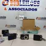 LOTE 074 - 04 CÂMERAS DIGITAIS E 01 CARREGADOR PRA BATERIA. (NO ESTADO) ATENÇÃO! FAZER A VISITAÇÃO ANTES DE ARREMATAR, NÃO SABEMOS SE FUNCIONA, LEILÃO NÃO TEM GARANTIA E NEM DEVOLUÇÃO, SUJEITO A POSSÍVEIS AVARIAS VISÍVEIS/OCULTAS E/OU AUSÊNCIA DE COMPONENTES.