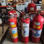 LOTE 201 - 06 EXTINTORES DE INCÊNDIO TAMANHOS DIVERSOS. (NO ESTADO) ATENÇÃO! FAZER A VISITAÇÃO ANTES DE ARREMATAR, NÃO SABEMOS SE FUNCIONA, LEILÃO NÃO TEM GARANTIA E NEM DEVOLUÇÃO, SUJEITO A POSSÍVEIS AVARIAS VISÍVEIS/OCULTAS E/OU AUSÊNCIA DE COMPONENTES.