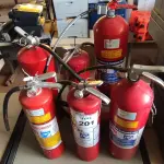 LOTE 201 - 06 EXTINTORES DE INCÊNDIO TAMANHOS DIVERSOS. (NO ESTADO) ATENÇÃO! FAZER A VISITAÇÃO ANTES DE ARREMATAR, NÃO SABEMOS SE FUNCIONA, LEILÃO NÃO TEM GARANTIA E NEM DEVOLUÇÃO, SUJEITO A POSSÍVEIS AVARIAS VISÍVEIS/OCULTAS E/OU AUSÊNCIA DE COMPONENTES.