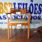 LOTE 037 - 01 CADEIRA EM MADEIRA CLARA. (NO ESTADO EM QUE SE ENCONTRA. SUJEITO A AVARIAS OCULTAS/VISÍVEIS.)