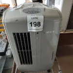 LOTE 198 - 01 CLIMATIZADOR DE AR PORTÁTIL MARCA KOMECO. (NO ESTADO) ATENÇÃO! FAZER A VISITAÇÃO ANTES DE ARREMATAR, NÃO SABEMOS SE FUNCIONA, LEILÃO NÃO TEM GARANTIA E NEM DEVOLUÇÃO, SUJEITO A POSSÍVEIS AVARIAS VISÍVEIS/OCULTAS E/OU AUSÊNCIA DE COMPONENTES.