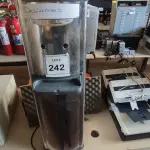 LOTE 242 - 01 BEBEDOURO PARA GARRAFÃO INOX MARCA LIBEL. (NO ESTADO) ATENÇÃO! FAZER A VISITAÇÃO ANTES DE ARREMATAR, NÃO SABEMOS SE FUNCIONA, LEILÃO NÃO TEM GARANTIA E NEM DEVOLUÇÃO, SUJEITO A POSSÍVEIS AVARIAS VISÍVEIS/OCULTAS E/OU AUSÊNCIA DE COMPONENTES.