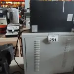 LOTE 251 - 01 NOBREAK MARCA SMS E UM BANCO DE BATERIAS COM 04 BATERIAS. (NO ESTADO) ATENÇÃO! FAZER A VISITAÇÃO ANTES DE ARREMATAR, NÃO SABEMOS SE FUNCIONA, LEILÃO NÃO TEM GARANTIA E NEM DEVOLUÇÃO, SUJEITO A POSSÍVEIS AVARIAS VISÍVEIS/OCULTAS E/OU AUSÊNCIA DE COMPONENTES.