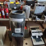 LOTE 242 - 01 BEBEDOURO PARA GARRAFÃO INOX MARCA LIBEL. (NO ESTADO) ATENÇÃO! FAZER A VISITAÇÃO ANTES DE ARREMATAR, NÃO SABEMOS SE FUNCIONA, LEILÃO NÃO TEM GARANTIA E NEM DEVOLUÇÃO, SUJEITO A POSSÍVEIS AVARIAS VISÍVEIS/OCULTAS E/OU AUSÊNCIA DE COMPONENTES.