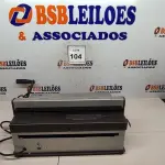 LOTE 104 - 01 ENCADERNADORA LASSANE.  (NO ESTADO) ATENÇÃO! FAZER A VISITAÇÃO ANTES DE ARREMATAR, NÃO SABEMOS SE FUNCIONA, LEILÃO NÃO TEM GARANTIA E NEM DEVOLUÇÃO, SUJEITO A POSSÍVEIS AVARIAS VISÍVEIS/OCULTAS E/OU AUSÊNCIA DE COMPONENTES.
