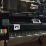 LOTE 279 - 01 PLOTTER DESIGNJET Z3200PS PHOTO MARCA HP. (NO ESTADO) ATENÇÃO! FAZER A VISITAÇÃO ANTES DE ARREMATAR, NÃO SABEMOS SE FUNCIONA, LEILÃO NÃO TEM GARANTIA E NEM DEVOLUÇÃO, SUJEITO A POSSÍVEIS AVARIAS VISÍVEIS/OCULTAS E/OU AUSÊNCIA DE COMPONENTES.