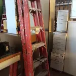LOTE 152 - 01 ESCADA TESOURA. (NO ESTADO) ATENÇÃO! FAZER A VISITAÇÃO ANTES DE ARREMATAR, NÃO SABEMOS SE FUNCIONA, LEILÃO NÃO TEM GARANTIA E NEM DEVOLUÇÃO, SUJEITO A POSSÍVEIS AVARIAS VISÍVEIS/OCULTAS E/OU AUSÊNCIA DE COMPONENTES.