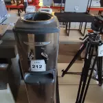 LOTE 212 - 01 BEBEDOURO VERTICAL INOX LIBEL PARA GARRAFÃO. (NO ESTADO) ATENÇÃO! FAZER A VISITAÇÃO ANTES DE ARREMATAR, NÃO SABEMOS SE FUNCIONA, LEILÃO NÃO TEM GARANTIA E NEM DEVOLUÇÃO, SUJEITO A POSSÍVEIS AVARIAS VISÍVEIS/OCULTAS E/OU AUSÊNCIA DE COMPONENTES.