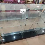 01 VITRINE EXPOSITORA DE VIDRO. (NO ESTADO) ATENÇÃO! FAZER A VISITAÇÃO ANTES DE ARREMATAR, NÃO SABEMOS SE FUNCIONA, LEILÃO NÃO TEM GARANTIA E NEM DEVOLUÇÃO, SUJEITO A POSSÍVEIS AVARIAS VISÍVEIS/OCULTAS E/OU AUSÊNCIA DE COMPONENTES.