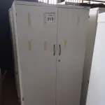LOTE 313 - 01 ARMÁRIO ALTO PRA ESCRITÓRIO COM 2 PORTAS E 3 COMPARTIMENTOS. (NO ESTADO) ATENÇÃO! FAZER A VISITAÇÃO ANTES DE ARREMATAR, NÃO SABEMOS SE FUNCIONA, LEILÃO NÃO TEM GARANTIA E NEM DEVOLUÇÃO, SUJEITO A POSSÍVEIS AVARIAS VISÍVEIS/OCULTAS E/OU AUSÊNCIA DE COMPONENTES.