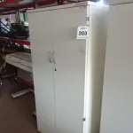 LOTE 303 - 01 ARMÁRIO ALTO PRA ESCRITÓRIO COM 2 PORTAS E 3 COMPARTIMENTOS. (NO ESTADO) ATENÇÃO! FAZER A VISITAÇÃO ANTES DE ARREMATAR, NÃO SABEMOS SE FUNCIONA, LEILÃO NÃO TEM GARANTIA E NEM DEVOLUÇÃO, SUJEITO A POSSÍVEIS AVARIAS VISÍVEIS/OCULTAS E/OU AUSÊNCIA DE COMPONENTES.