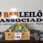 LOTE 194 - 01 LOTE COM MATERIAIS ELÉTRICOS DIVERSOS E 01 CAIXA COM DIVERSOS FUSÍVEIS. (NO ESTADO) ATENÇÃO! FAZER A VISITAÇÃO ANTES DE ARREMATAR, NÃO SABEMOS SE FUNCIONA, LEILÃO NÃO TEM GARANTIA E NEM DEVOLUÇÃO, SUJEITO A POSSÍVEIS AVARIAS VISÍVEIS/OCULTAS E/OU AUSÊNCIA DE COMPONENTES.