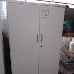 LOTE 317 - 01 ARMÁRIO ALTO PRA ESCRITÓRIO COM 2 PORTAS E 3 COMPARTIMENTOS. (NO ESTADO) ATENÇÃO! FAZER A VISITAÇÃO ANTES DE ARREMATAR, NÃO SABEMOS SE FUNCIONA, LEILÃO NÃO TEM GARANTIA E NEM DEVOLUÇÃO, SUJEITO A POSSÍVEIS AVARIAS VISÍVEIS/OCULTAS E/OU AUSÊNCIA DE COMPONENTES.