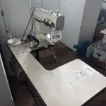 LOTE 379 - 01 MÁQUINA DE COSTURA INDUSTRIAL MARCA SINGER. (NO ESTADO) ATENÇÃO! FAZER A VISITAÇÃO ANTES DE ARREMATAR, NÃO SABEMOS SE FUNCIONA, LEILÃO NÃO TEM GARANTIA E NEM DEVOLUÇÃO, SUJEITO A POSSÍVEIS AVARIAS VISÍVEIS/OCULTAS E/OU AUSÊNCIA DE COMPONENTES.