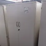 LOTE 315 - 01 ARMÁRIO ALTO PRA ESCRITÓRIO COM 2 PORTAS E 3 COMPARTIMENTOS. (NO ESTADO) ATENÇÃO! FAZER A VISITAÇÃO ANTES DE ARREMATAR, NÃO SABEMOS SE FUNCIONA, LEILÃO NÃO TEM GARANTIA E NEM DEVOLUÇÃO, SUJEITO A POSSÍVEIS AVARIAS VISÍVEIS/OCULTAS E/OU AUSÊNCIA DE COMPONENTES.