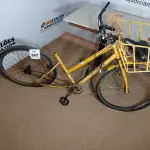LOTE 362 - 01 BICICLETA CARGUEIRA COM AVARIAS. (NO ESTADO) ATENÇÃO! FAZER A VISITAÇÃO ANTES DE ARREMATAR, NÃO SABEMOS SE FUNCIONA. LEILÃO NÃO TEM GARANTIA E NEM DEVOLUÇÃO, SUJEITO A POSSÍVEIS AVARIAS VISÍVEIS/OCULTAS E/OU AUSÊNCIA DE COMPONENTES.