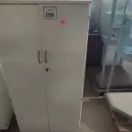LOTE 299 - 01 ARMÁRIO ALTO PRA ESCRITÓRIO COM 2 PORTAS E 3 COMPARTIMENTOS. (NO ESTADO) ATENÇÃO! FAZER A VISITAÇÃO ANTES DE ARREMATAR, NÃO SABEMOS SE FUNCIONA, LEILÃO NÃO TEM GARANTIA E NEM DEVOLUÇÃO, SUJEITO A POSSÍVEIS AVARIAS VISÍVEIS/OCULTAS E/OU AUSÊNCIA DE COMPONENTES.