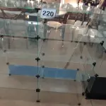 LOTE 220 - 01 VITRINE EXPOSITORA DE VIDRO. (NO ESTADO) ATENÇÃO! FAZER A VISITAÇÃO ANTES DE ARREMATAR, NÃO SABEMOS SE FUNCIONA, LEILÃO NÃO TEM GARANTIA E NEM DEVOLUÇÃO, SUJEITO A POSSÍVEIS AVARIAS VISÍVEIS/OCULTAS E/OU AUSÊNCIA DE COMPONENTES.