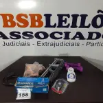 LOTE 158 - 01 MOLA AÉREA HIDRÁULICA, 02 PENDENTES AÉREOS, 01 SENSOR DE MOVIMENTO, 02 ARMAÇÕES DE METAL, 01 TIMER ELÉTRICO E 02 HALTERES ½ KG. (NO ESTADO) ATENÇÃO! FAZER A VISITAÇÃO ANTES DE ARREMATAR, NÃO SABEMOS SE FUNCIONA, LEILÃO NÃO TEM GARANTIA E NEM DEVOLUÇÃO, SUJEITO A POSSÍVEIS AVARIAS VISÍVEIS/OCULTAS E/OU AUSÊNCIA DE COMPONENTES.