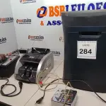 LOTE 284 - 01 FRAGMENTADORA DE PAPEL MARCA ROYAL HG14, 01 CONTADORA DE CÉDULAS E 01 FONTE CENTRAL DE ALARME. (NO ESTADO) ATENÇÃO! FAZER A VISITAÇÃO ANTES DE ARREMATAR, NÃO SABEMOS SE FUNCIONA, LEILÃO NÃO TEM GARANTIA E NEM DEVOLUÇÃO, SUJEITO A POSSÍVEIS AVARIAS VISÍVEIS/OCULTAS E/OU AUSÊNCIA DE COMPONENTES.