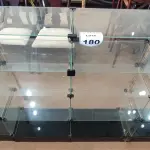LOTE 180 - 01 VITRINE EXPOSITORA DE VIDRO. (NO ESTADO) ATENÇÃO! FAZER A VISITAÇÃO ANTES DE ARREMATAR, NÃO SABEMOS SE FUNCIONA, LEILÃO NÃO TEM GARANTIA E NEM DEVOLUÇÃO, SUJEITO A POSSÍVEIS AVARIAS VISÍVEIS/OCULTAS E/OU AUSÊNCIA DE COMPONENTES.