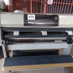 LOTE 370 - 01 IMPRESSORA PLOTTER DESINGJET MARCA HP. (NO ESTADO) ATENÇÃO! FAZER A VISITAÇÃO ANTES DE ARREMATAR, NÃO SABEMOS SE FUNCIONA. LEILÃO NÃO TEM GARANTIA E NEM DEVOLUÇÃO, SUJEITO A POSSÍVEIS AVARIAS VISÍVEIS/OCULTAS E/OU AUSÊNCIA DE COMPONENTES.