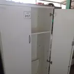 LOTE 317 - 01 ARMÁRIO ALTO PRA ESCRITÓRIO COM 2 PORTAS E 3 COMPARTIMENTOS. (NO ESTADO) ATENÇÃO! FAZER A VISITAÇÃO ANTES DE ARREMATAR, NÃO SABEMOS SE FUNCIONA, LEILÃO NÃO TEM GARANTIA E NEM DEVOLUÇÃO, SUJEITO A POSSÍVEIS AVARIAS VISÍVEIS/OCULTAS E/OU AUSÊNCIA DE COMPONENTES.