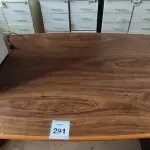 LOTE 291 - 01 MESA BASE DE FERRO TAMPO OVAL EM MADEIRA. (NO ESTADO) ATENÇÃO! FAZER A VISITAÇÃO ANTES DE ARREMATAR, NÃO SABEMOS SE FUNCIONA, LEILÃO NÃO TEM GARANTIA E NEM DEVOLUÇÃO, SUJEITO A POSSÍVEIS AVARIAS VISÍVEIS/OCULTAS E/OU AUSÊNCIA DE COMPONENTES.