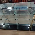 LOTE 140 - 01 VITRINE EXPOSITORA DE VIDRO. (NO ESTADO) ATENÇÃO! FAZER A VISITAÇÃO ANTES DE ARREMATAR, NÃO SABEMOS SE FUNCIONA, LEILÃO NÃO TEM GARANTIA E NEM DEVOLUÇÃO, SUJEITO A POSSÍVEIS AVARIAS VISÍVEIS/OCULTAS E/OU AUSÊNCIA DE COMPONENTES.