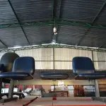 LOTE 337 - 01 LONGARINA COM 03 LUGARES. (NO ESTADO) ATENÇÃO! FAZER A VISITAÇÃO ANTES DE ARREMATAR, NÃO SABEMOS SE FUNCIONA. LEILÃO NÃO TEM GARANTIA E NEM DEVOLUÇÃO, SUJEITO A POSSÍVEIS AVARIAS VISÍVEIS/OCULTAS E/OU AUSÊNCIA DE COMPONENTES.