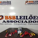 LOTE 165 - 14 CHAVES PHILIPS E FENDA TAMANHOS DIVERSOS, 01 ALICATE AMPERÍMETRO DIGITAL E 01 REPLICA DE COMPRESSOR.  (NO ESTADO) ATENÇÃO! FAZER A VISITAÇÃO ANTES DE ARREMATAR, NÃO SABEMOS SE FUNCIONA, LEILÃO NÃO TEM GARANTIA E NEM DEVOLUÇÃO, SUJEITO A POSSÍVEIS AVARIAS VISÍVEIS/OCULTAS E/OU AUSÊNCIA DE COMPONENTES.