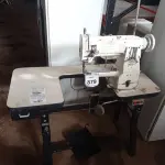LOTE 379 - 01 MÁQUINA DE COSTURA INDUSTRIAL MARCA SINGER. (NO ESTADO) ATENÇÃO! FAZER A VISITAÇÃO ANTES DE ARREMATAR, NÃO SABEMOS SE FUNCIONA, LEILÃO NÃO TEM GARANTIA E NEM DEVOLUÇÃO, SUJEITO A POSSÍVEIS AVARIAS VISÍVEIS/OCULTAS E/OU AUSÊNCIA DE COMPONENTES.