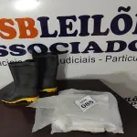 LOTE 085 - 02 PARES DE BOTAS DE BORRACHA NUMERAÇÕES 38 E 41 NAS CORES PRETA E BRANCO. (NO ESTADO) ATENÇÃO! FAZER A VISITAÇÃO ANTES DE ARREMATAR, NÃO SABEMOS SE FUNCIONA, LEILÃO NÃO TEM GARANTIA E NEM DEVOLUÇÃO, SUJEITO A POSSÍVEIS AVARIAS VISÍVEIS/OCULTAS E/OU AUSÊNCIA DE COMPONENTES.