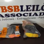 LOTE 009 - 02 PARES DE BOTAS DE BORRACHA NUMERAÇÕES 27 E 38. (NO ESTADO) ATENÇÃO! FAZER A VISITAÇÃO ANTES DE ARREMATAR, NÃO SABEMOS SE FUNCIONA, LEILÃO NÃO TEM GARANTIA E NEM DEVOLUÇÃO, SUJEITO A POSSÍVEIS AVARIAS VISÍVEIS/OCULTAS E/OU AUSÊNCIA DE COMPONENTES.