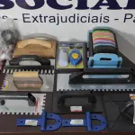 LOTE 166 - 01 LOTE COM 07 DESEMPENADEIRAS MODELOS DIFERENTES, 01 KIT LINHA PEDREIRO GESSEIRO E MATÉRIAS DIVERSOS PARA PEDREIROS. (NO ESTADO) ATENÇÃO! FAZER A VISITAÇÃO ANTES DE ARREMATAR, NÃO SABEMOS SE FUNCIONA, LEILÃO NÃO TEM GARANTIA E NEM DEVOLUÇÃO, SUJEITO A POSSÍVEIS AVARIAS VISÍVEIS/OCULTAS E/OU AUSÊNCIA DE COMPONENTES.