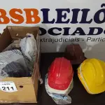 LOTE 211 - 01 LOTE COM DIVERSOS CAPACETES DE PROTEÇÃO E ACESSÓRIOS. (NO ESTADO) ATENÇÃO! FAZER A VISITAÇÃO ANTES DE ARREMATAR, NÃO SABEMOS SE FUNCIONA, LEILÃO NÃO TEM GARANTIA E NEM DEVOLUÇÃO, SUJEITO A POSSÍVEIS AVARIAS VISÍVEIS/OCULTAS E/OU AUSÊNCIA DE COMPONENTES.