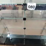 LOTE 080 - 01 VITRINE EXPOSITORA DE VIDRO. (NO ESTADO) ATENÇÃO! FAZER A VISITAÇÃO ANTES DE ARREMATAR, NÃO SABEMOS SE FUNCIONA, LEILÃO NÃO TEM GARANTIA E NEM DEVOLUÇÃO, SUJEITO A POSSÍVEIS AVARIAS VISÍVEIS/OCULTAS E/OU AUSÊNCIA DE COMPONENTES.