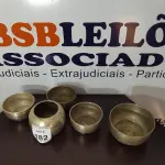 LOTE 182 - 05 CACHEPOT DE ALUMÍNIO. (NO ESTADO) ATENÇÃO! FAZER A VISITAÇÃO ANTES DE ARREMATAR, NÃO SABEMOS SE FUNCIONA, LEILÃO NÃO TEM GARANTIA E NEM DEVOLUÇÃO, SUJEITO A POSSÍVEIS AVARIAS VISÍVEIS/OCULTAS E/OU AUSÊNCIA DE COMPONENTES.