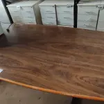 LOTE 291 - 01 MESA BASE DE FERRO TAMPO OVAL EM MADEIRA. (NO ESTADO) ATENÇÃO! FAZER A VISITAÇÃO ANTES DE ARREMATAR, NÃO SABEMOS SE FUNCIONA, LEILÃO NÃO TEM GARANTIA E NEM DEVOLUÇÃO, SUJEITO A POSSÍVEIS AVARIAS VISÍVEIS/OCULTAS E/OU AUSÊNCIA DE COMPONENTES.
