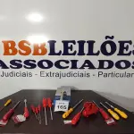 LOTE 165 - 14 CHAVES PHILIPS E FENDA TAMANHOS DIVERSOS, 01 ALICATE AMPERÍMETRO DIGITAL E 01 REPLICA DE COMPRESSOR.  (NO ESTADO) ATENÇÃO! FAZER A VISITAÇÃO ANTES DE ARREMATAR, NÃO SABEMOS SE FUNCIONA, LEILÃO NÃO TEM GARANTIA E NEM DEVOLUÇÃO, SUJEITO A POSSÍVEIS AVARIAS VISÍVEIS/OCULTAS E/OU AUSÊNCIA DE COMPONENTES.