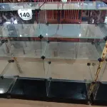 LOTE 140 - 01 VITRINE EXPOSITORA DE VIDRO. (NO ESTADO) ATENÇÃO! FAZER A VISITAÇÃO ANTES DE ARREMATAR, NÃO SABEMOS SE FUNCIONA, LEILÃO NÃO TEM GARANTIA E NEM DEVOLUÇÃO, SUJEITO A POSSÍVEIS AVARIAS VISÍVEIS/OCULTAS E/OU AUSÊNCIA DE COMPONENTES.