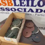 LOTE 168 - 01 LOTE COM GRANDE QUANTIDADE DE LIXAS PARA DISCOS DE CORTE. (NO ESTADO) ATENÇÃO! FAZER A VISITAÇÃO ANTES DE ARREMATAR, NÃO SABEMOS SE FUNCIONA, LEILÃO NÃO TEM GARANTIA E NEM DEVOLUÇÃO, SUJEITO A POSSÍVEIS AVARIAS VISÍVEIS/OCULTAS E/OU AUSÊNCIA DE COMPONENTES.